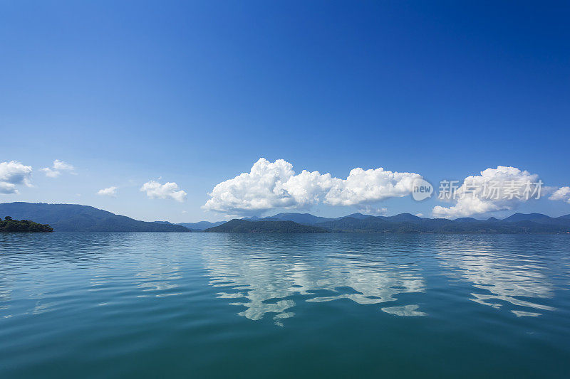 在Trat省的Koh Chang岛上欣赏大海和蓝天